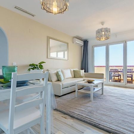 Chic Beachfront Flat With Amazing Sea Views And Private Indoor Parking Benalmádena Eksteriør bilde