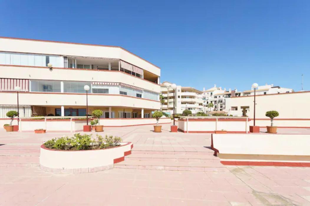 Chic Beachfront Flat With Amazing Sea Views And Private Indoor Parking Benalmádena Eksteriør bilde