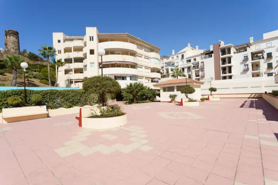 Chic Beachfront Flat With Amazing Sea Views And Private Indoor Parking Benalmádena Eksteriør bilde