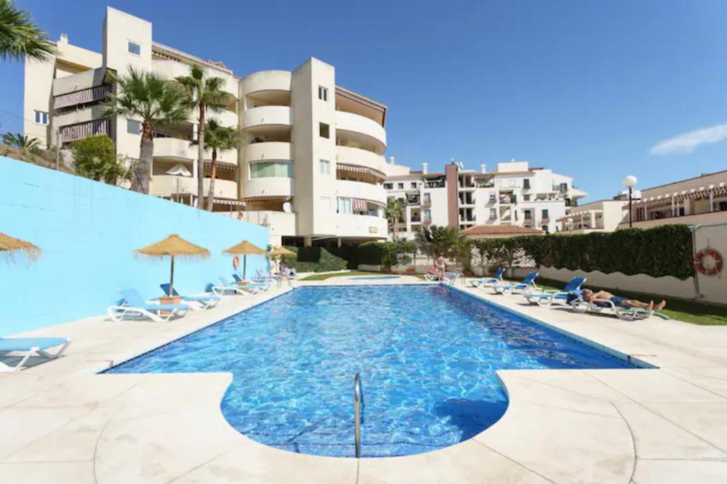 Chic Beachfront Flat With Amazing Sea Views And Private Indoor Parking Benalmádena Eksteriør bilde