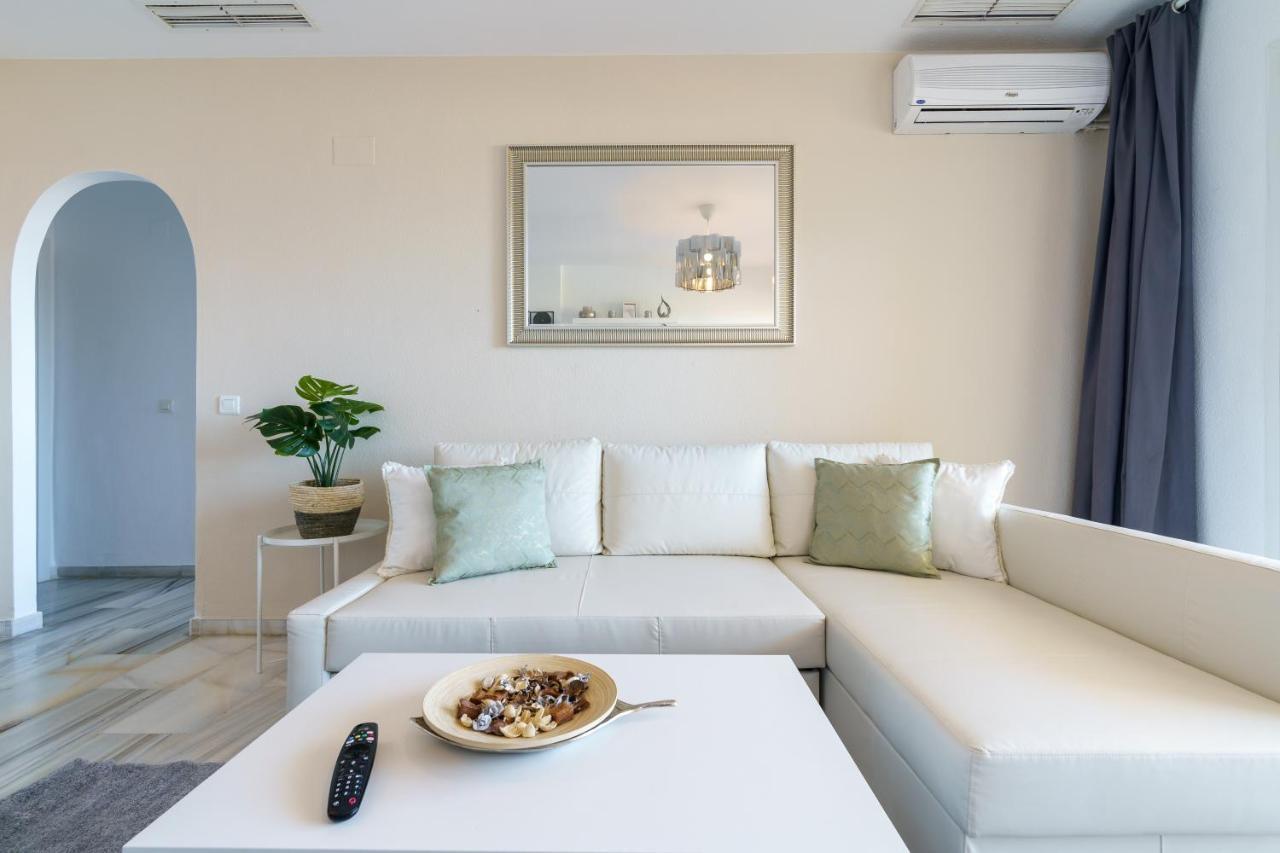 Chic Beachfront Flat With Amazing Sea Views And Private Indoor Parking Benalmádena Eksteriør bilde