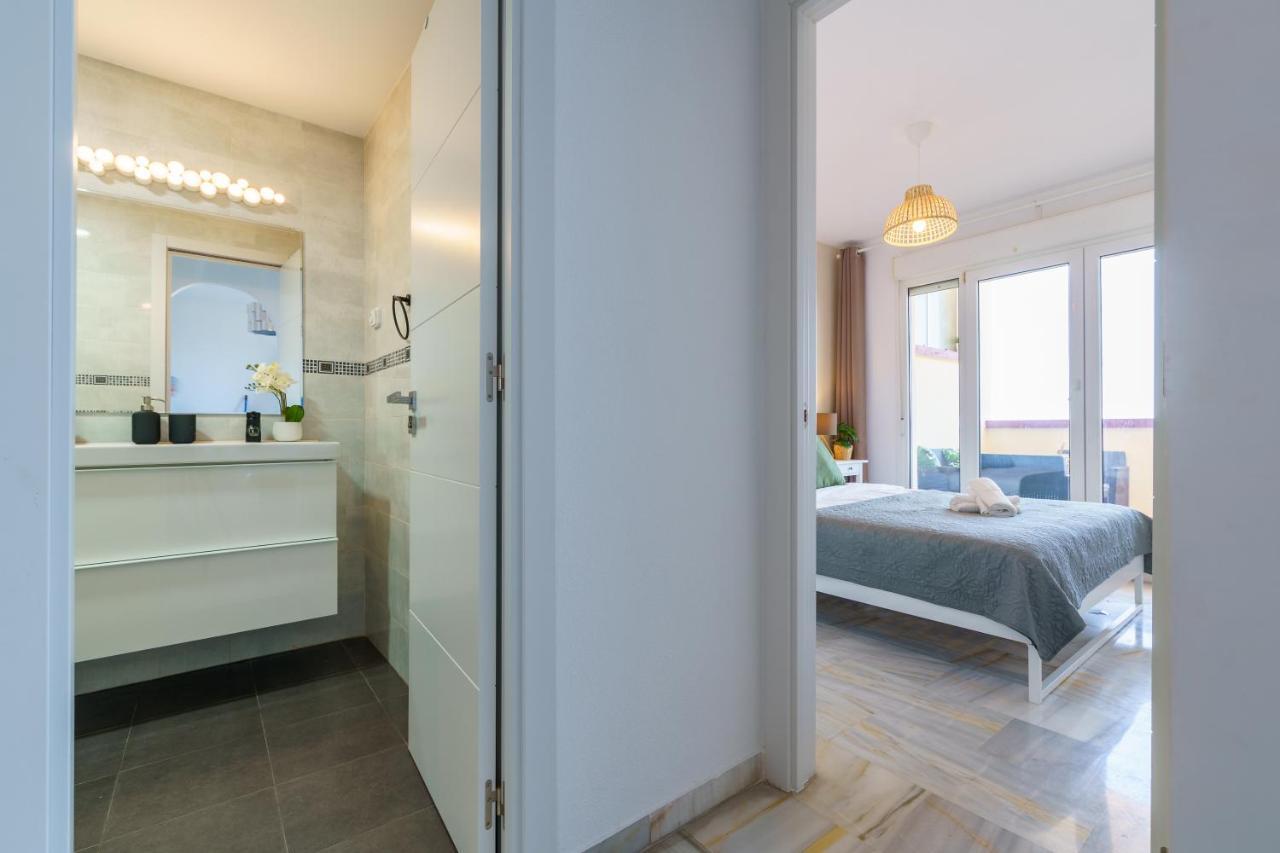 Chic Beachfront Flat With Amazing Sea Views And Private Indoor Parking Benalmádena Eksteriør bilde
