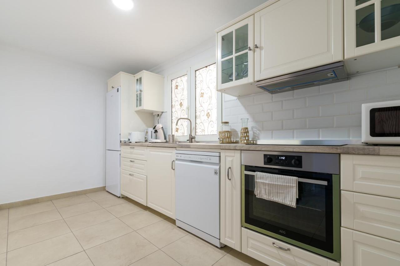 Chic Beachfront Flat With Amazing Sea Views And Private Indoor Parking Benalmádena Eksteriør bilde