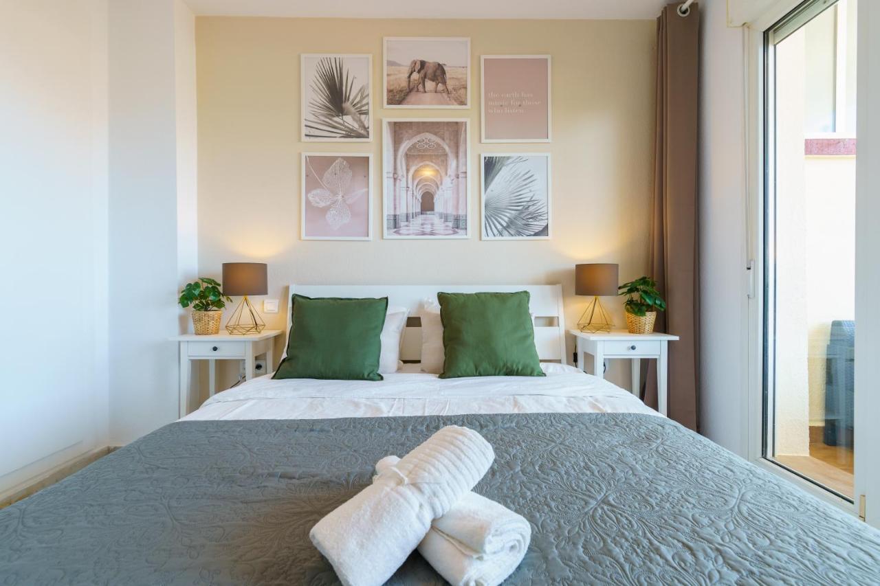 Chic Beachfront Flat With Amazing Sea Views And Private Indoor Parking Benalmádena Eksteriør bilde