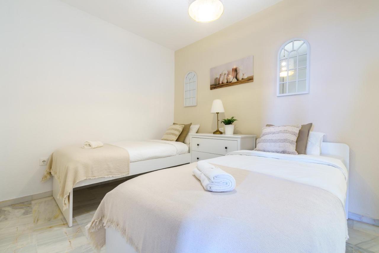 Chic Beachfront Flat With Amazing Sea Views And Private Indoor Parking Benalmádena Eksteriør bilde