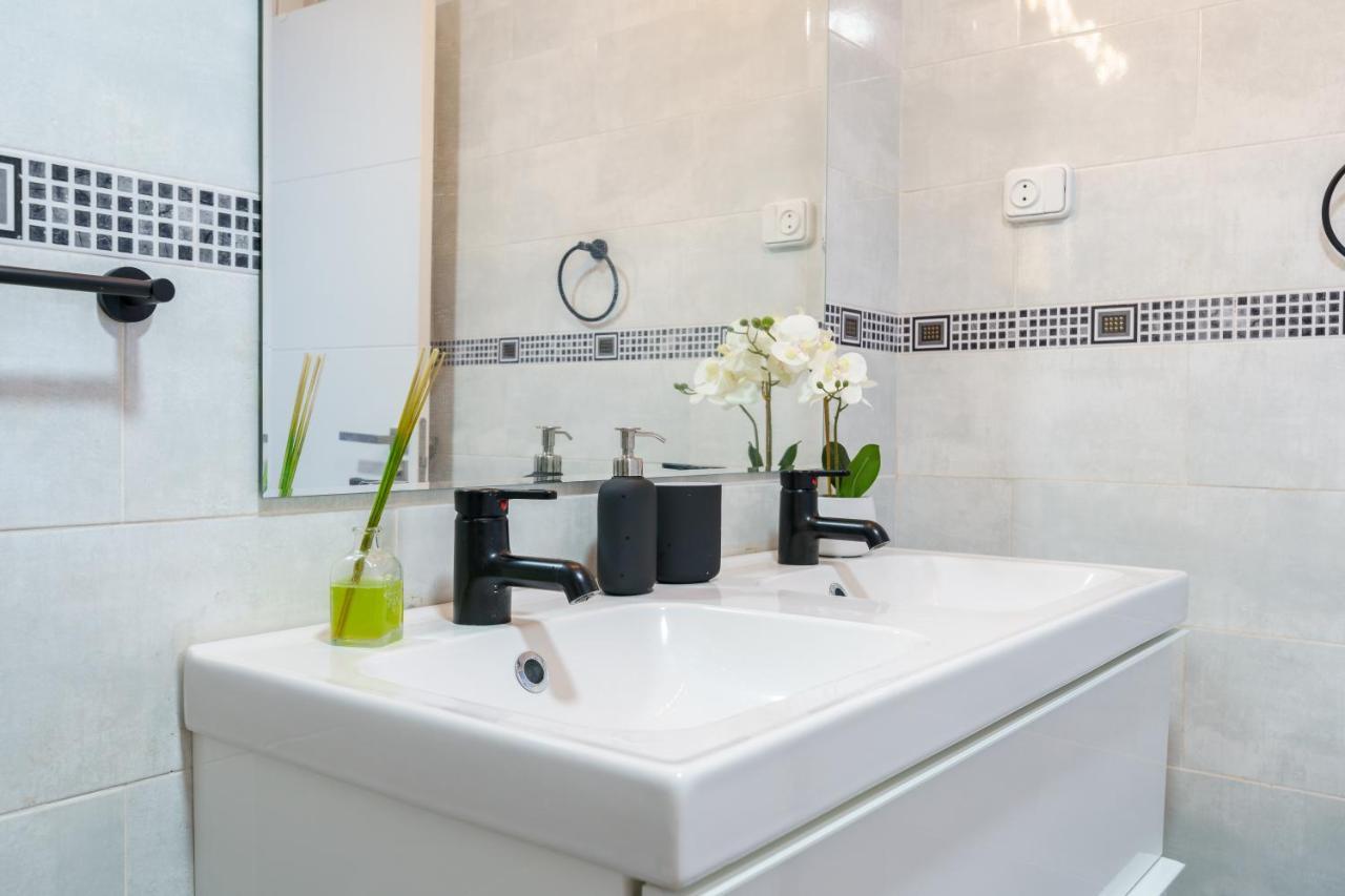 Chic Beachfront Flat With Amazing Sea Views And Private Indoor Parking Benalmádena Eksteriør bilde