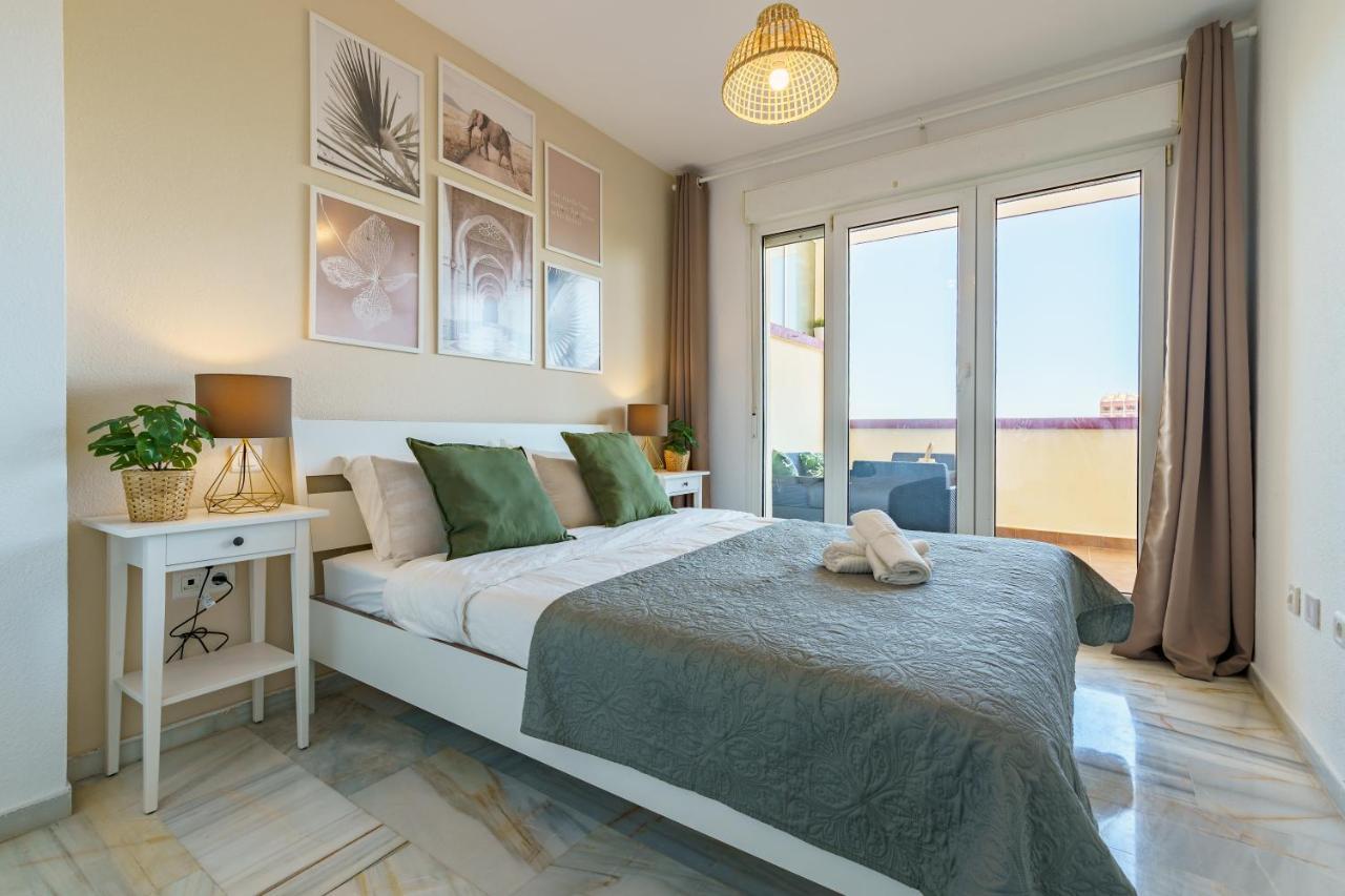 Chic Beachfront Flat With Amazing Sea Views And Private Indoor Parking Benalmádena Eksteriør bilde