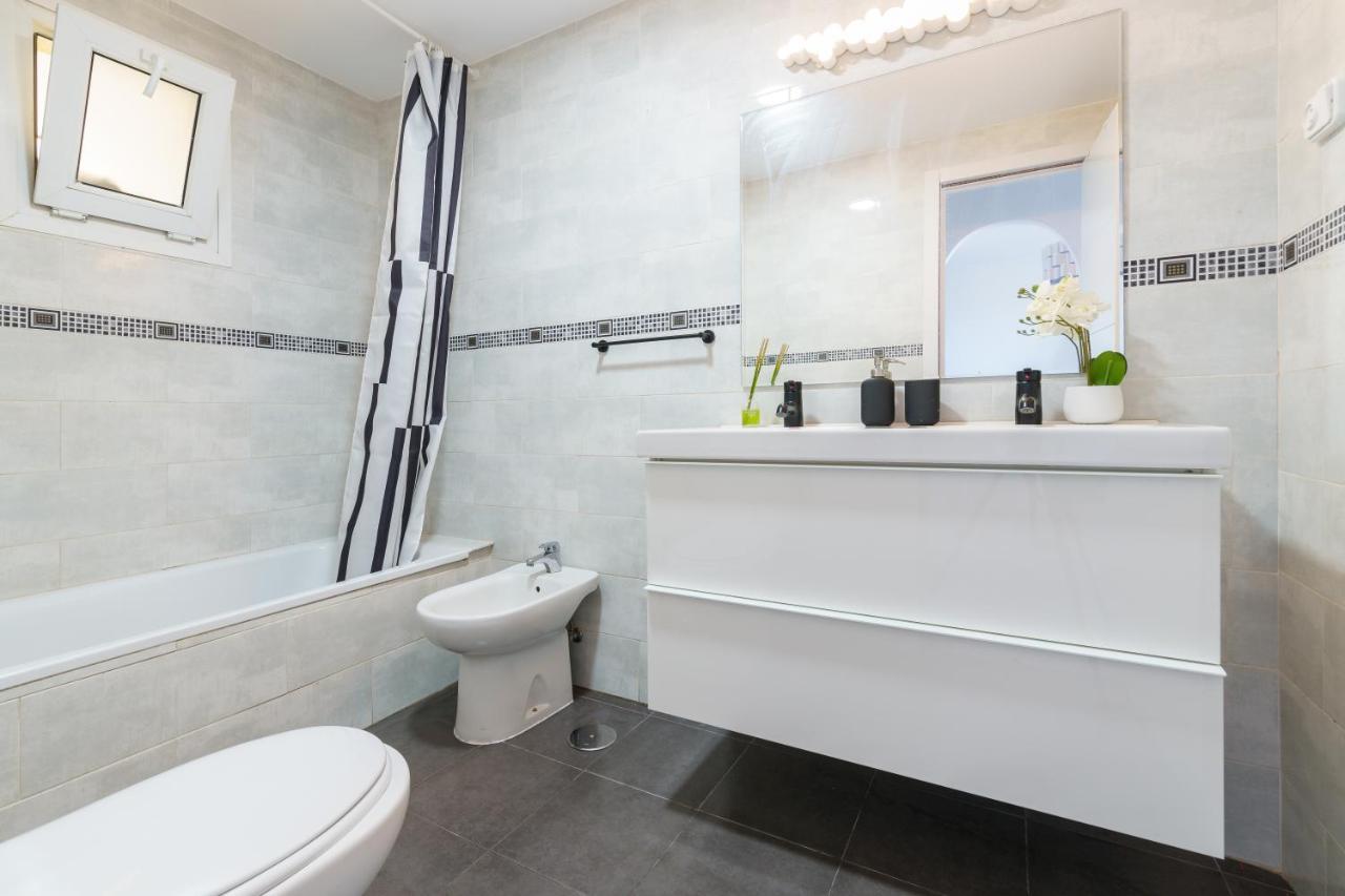 Chic Beachfront Flat With Amazing Sea Views And Private Indoor Parking Benalmádena Eksteriør bilde