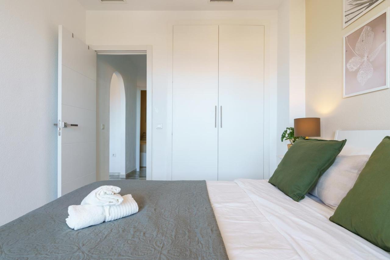 Chic Beachfront Flat With Amazing Sea Views And Private Indoor Parking Benalmádena Eksteriør bilde